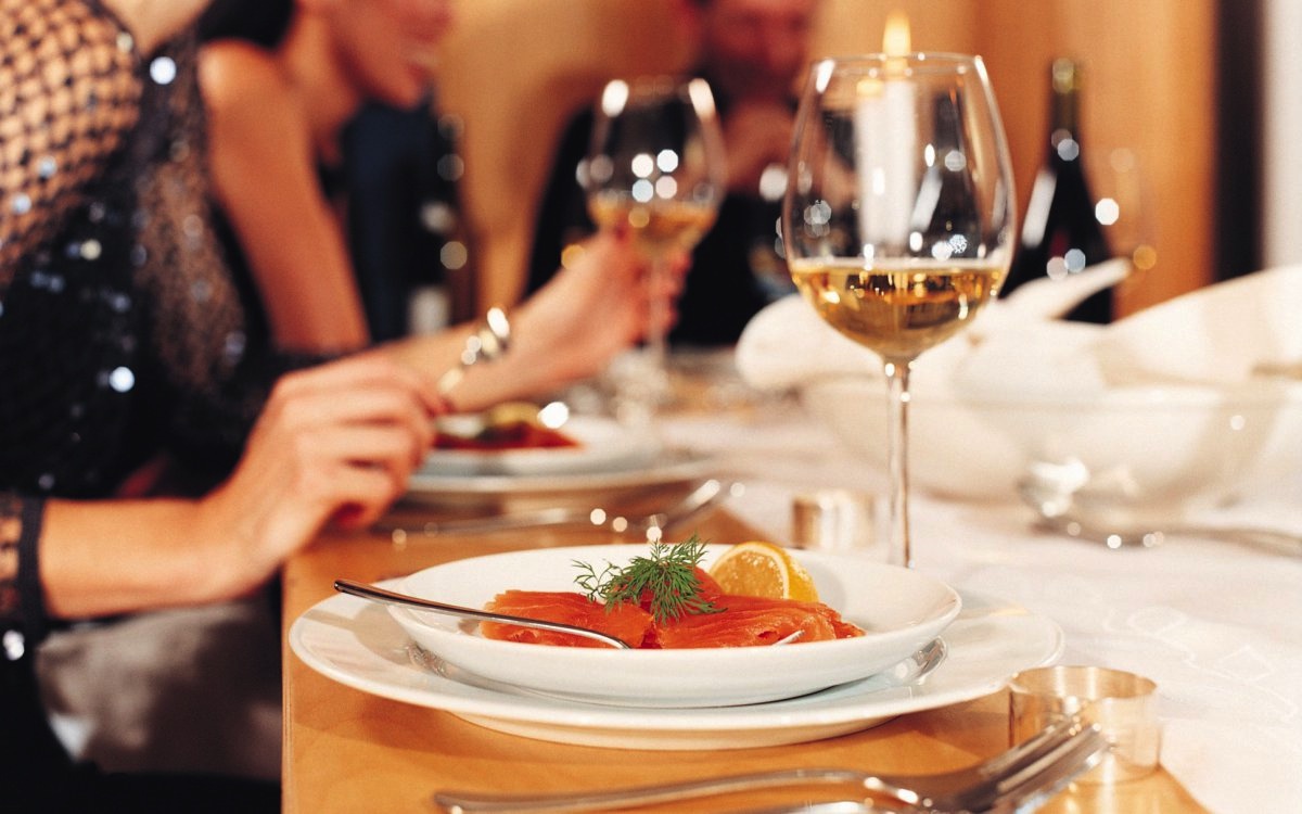 dining-etiquette-rules-you-need-to-know-transit-hotels